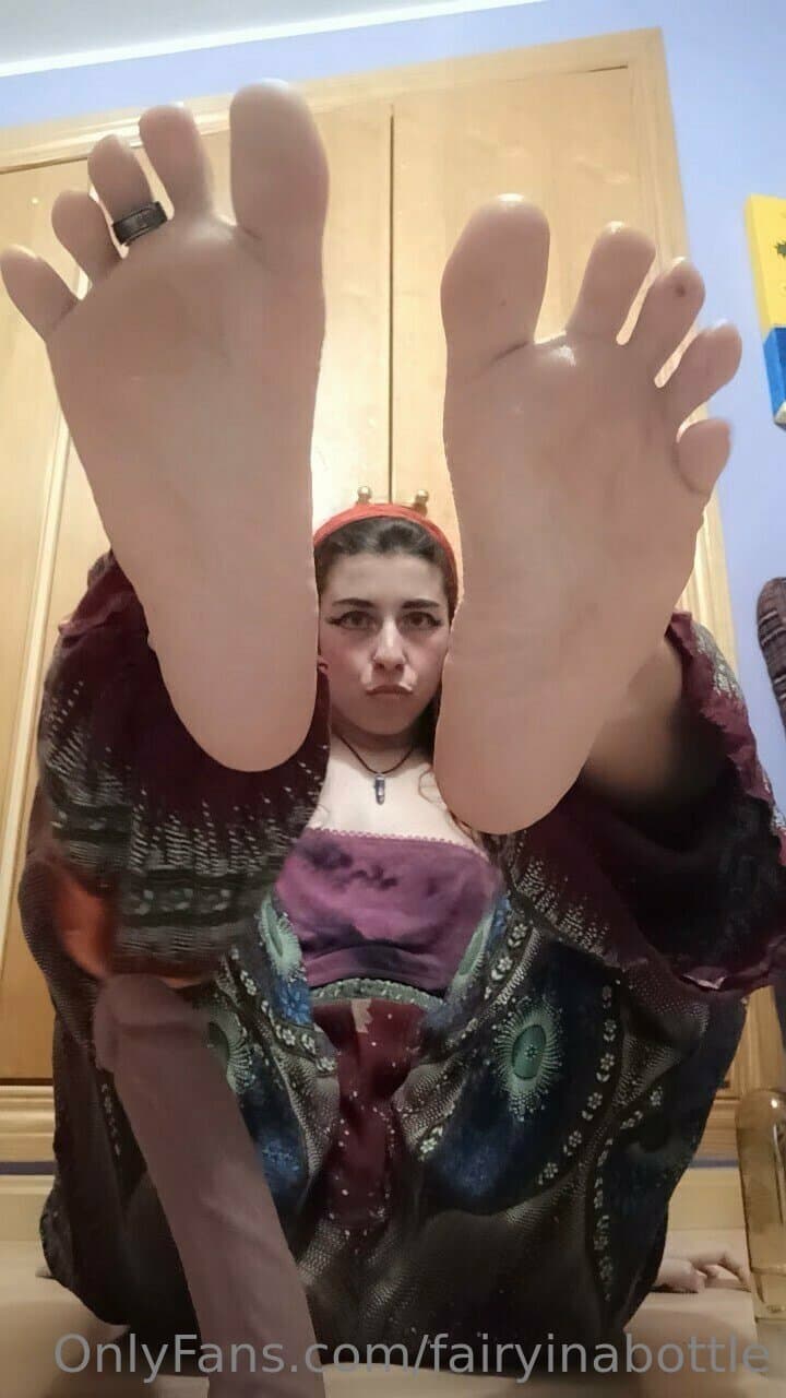 twin sisters sucking toes