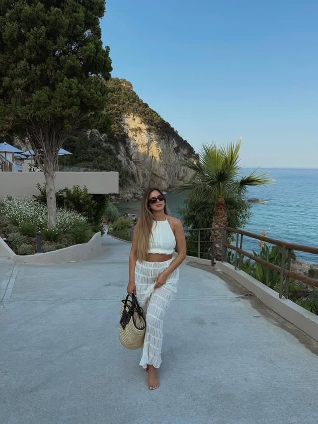 Hot bosnian slut with a great Body and nice legs and feet - footjob and cumface