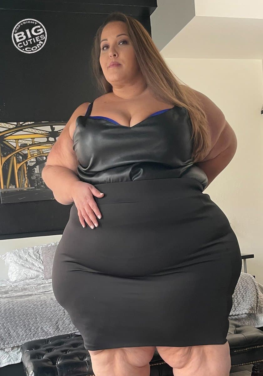 Click to view full size FAT SECRETARY- BOBERRY TIGHT BLACK SKIRT BLUE SEXY INTIMATES