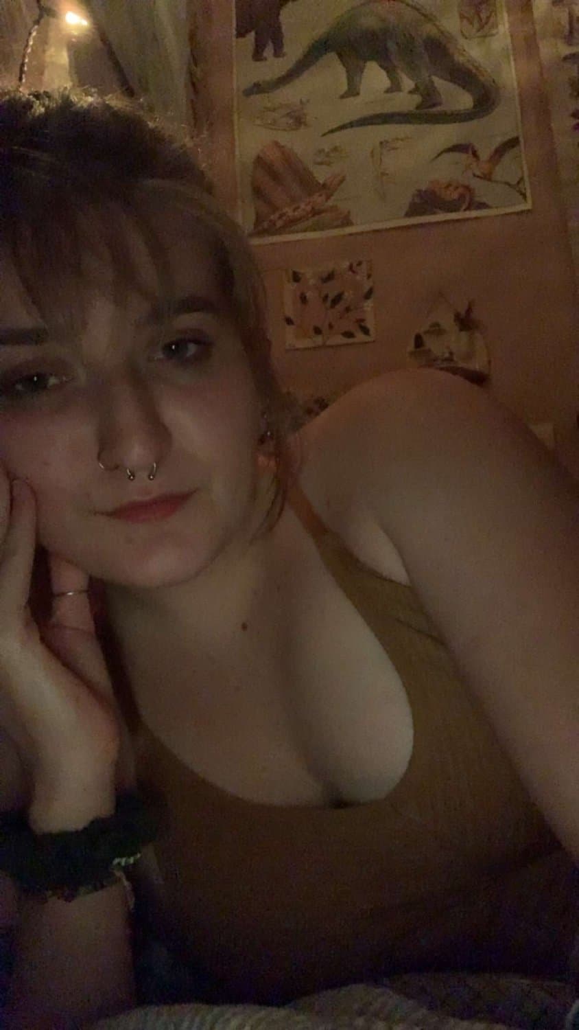 stoner chick Kristen shows off her best assets