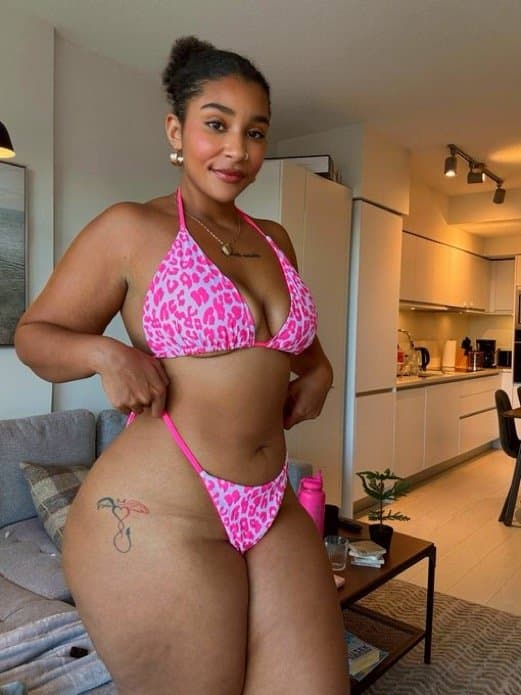 Click to view full size Sexiest lightskin baddie sapphire????