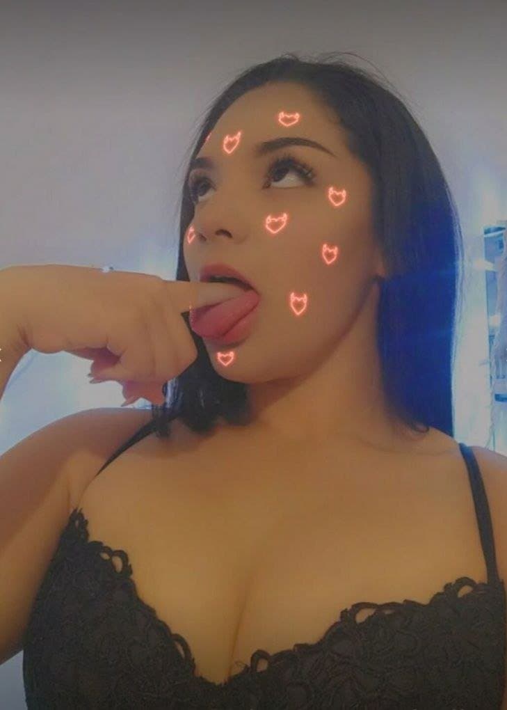 Puta con un culote expuesta