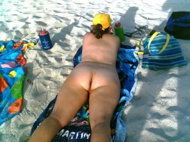 foto-moglie-esibizionista-nuda-spiaggia-pissing-scopata-6-768x1365