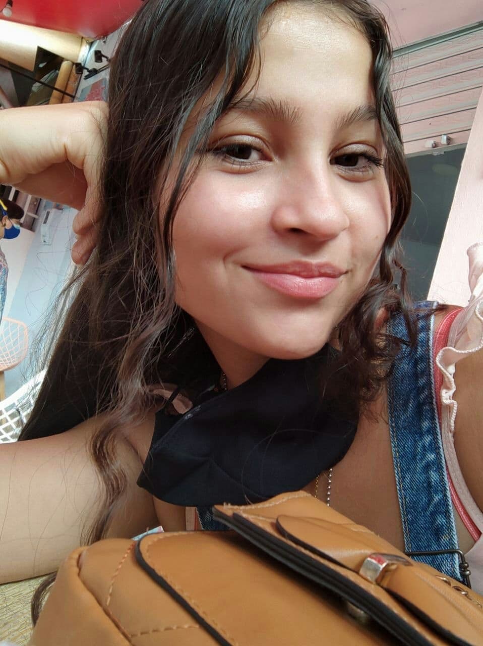 Apenas legal jovencita se deja llenar de leche