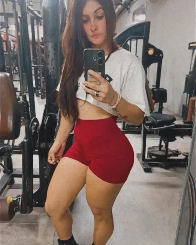 A mãe puta de Rai - essa vagabunda gostosa se faz de santa mas vive expondo a bunda gostosa