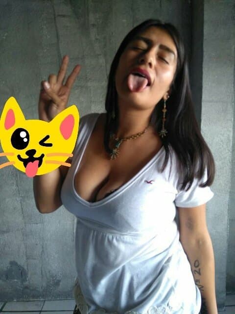 a la tetona le gustan los trios y la leche en la cara