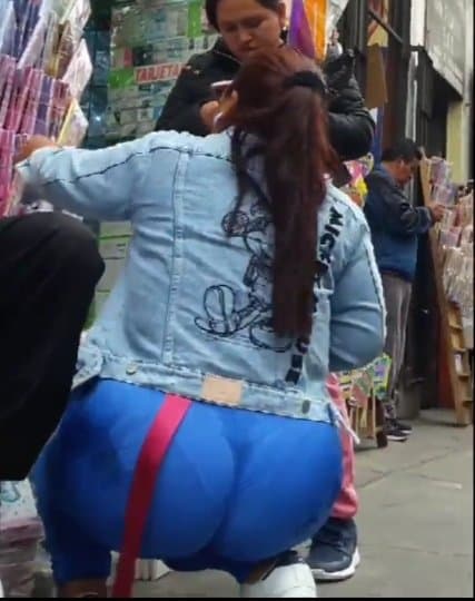 Click to view full size Mega culona en la calle ?