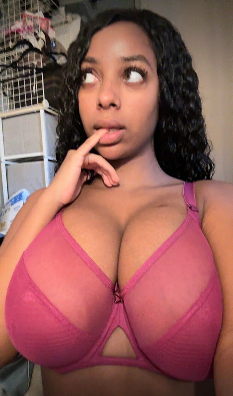 Gorgeous green eyes & huge naturals ?