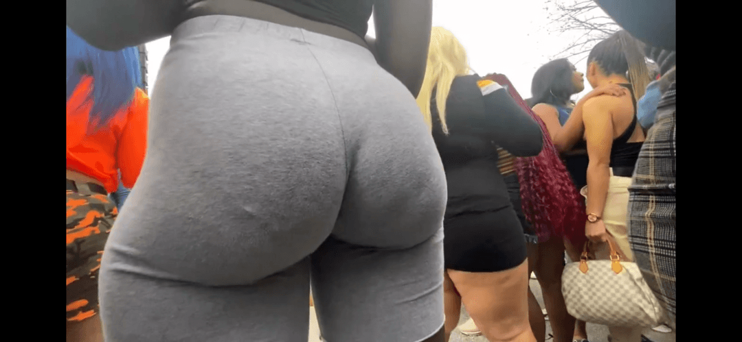 Dark chocolate ebony shaking that ass (Twerking)