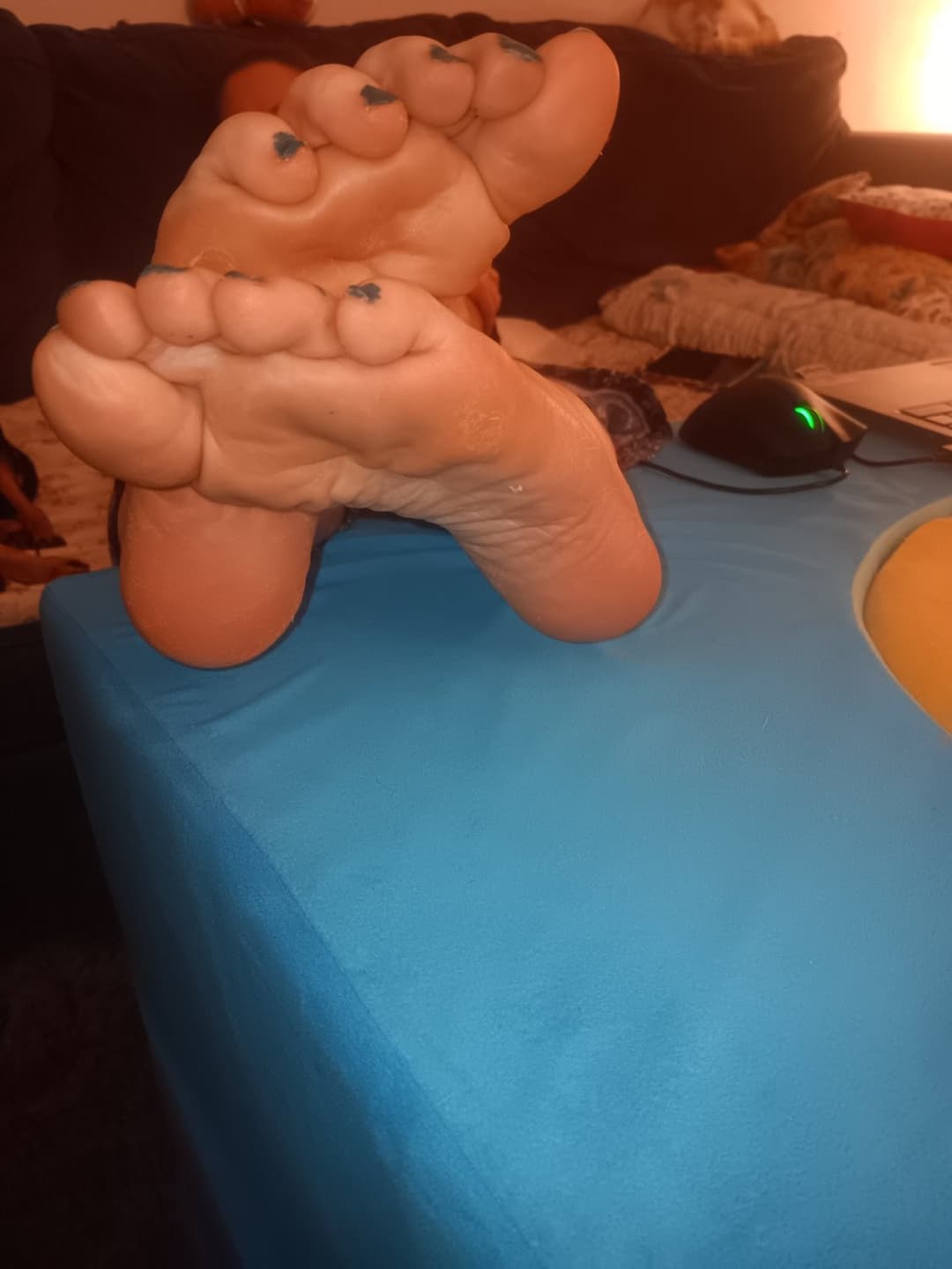 Married feet perfect for tributes. Help me tease hubby. Kik zavarro session in comments