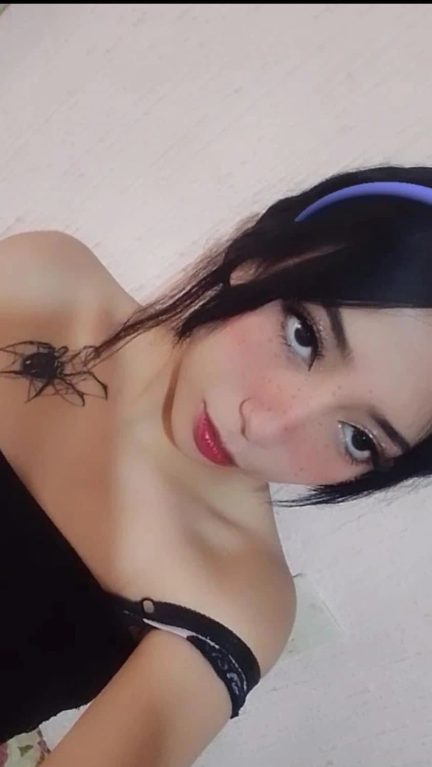 APORTE DE UN SEGUIDOR  Ass spreading, open ass,  winking,  doggy,  teen , brunet. Abriéndose el culo