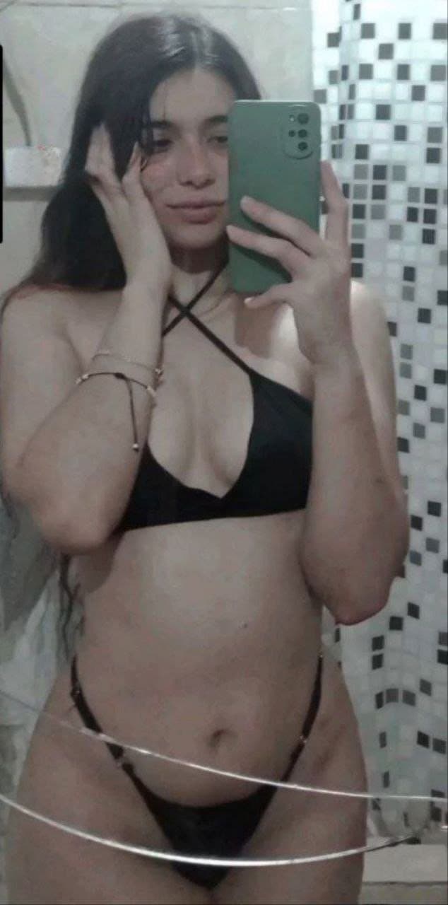 Putita Argentina con cuerpo perfecto enseñando y mamando verga