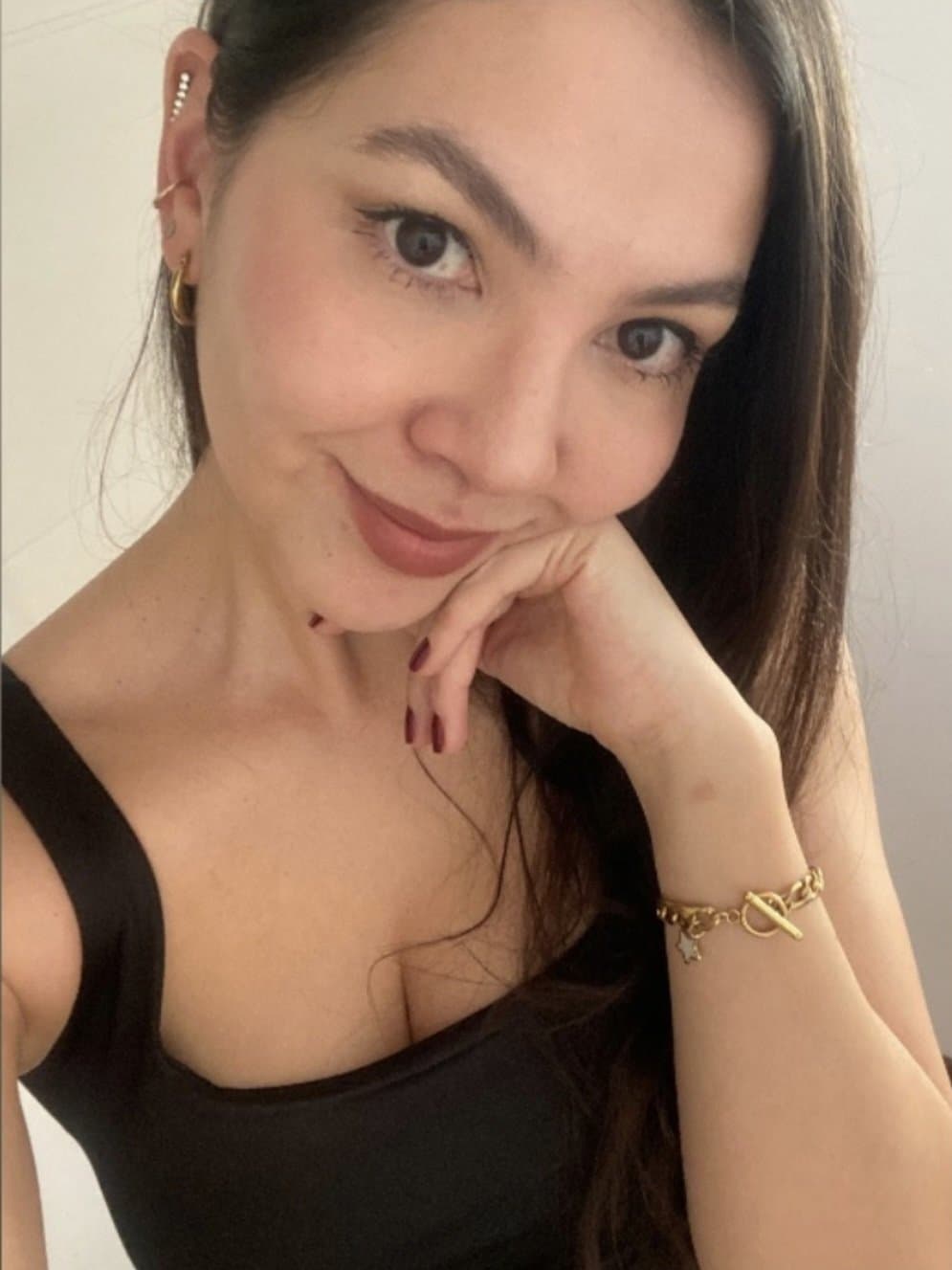 Hot Asian-latina with big boobs and amazing legs. Enjoy!