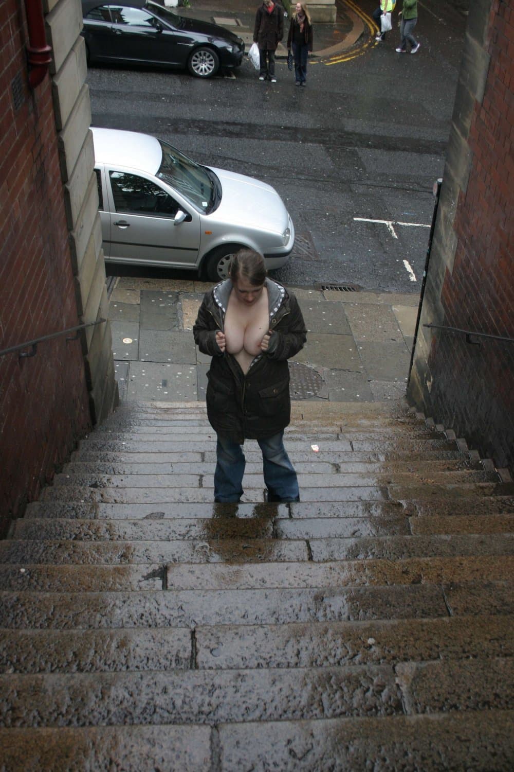 Amature in UK (001a): Baroness from Newcastle are naked outside