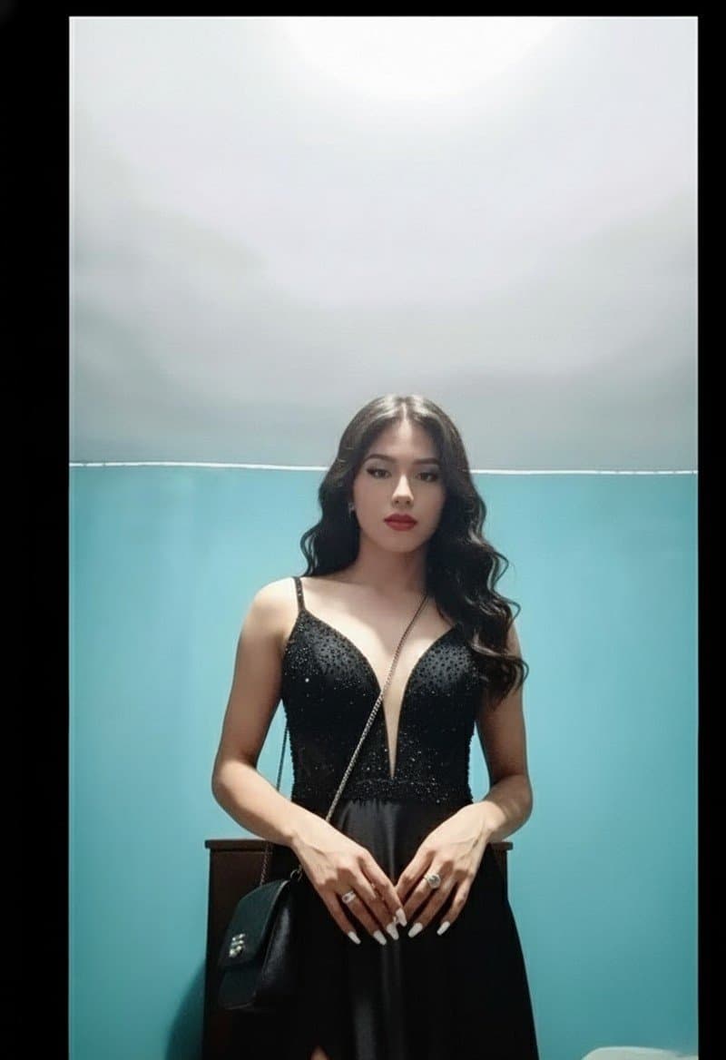 Puta con vestido y con diferentes uñas largas y anillos