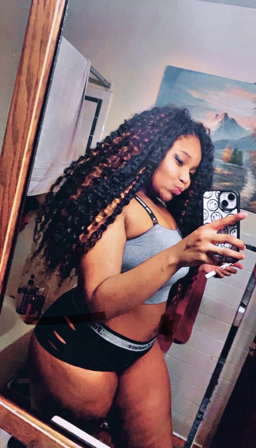 Crazy thick ebony IRL loves showing her crazy curves for horny perverts, goon to this bitch