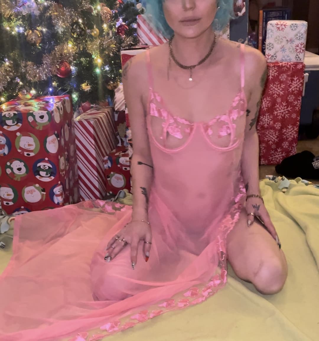 Click to view full size A hot wife is the best Christmas present for a bull