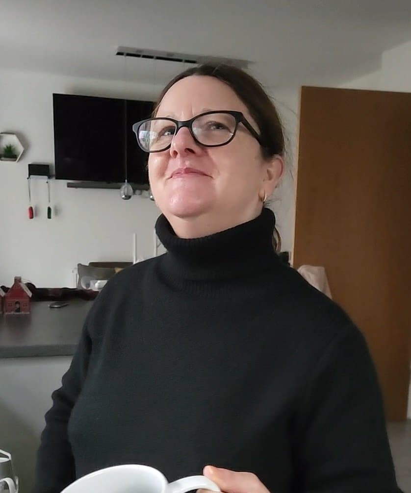 Pick an outfit to see this butterfaced milf pop her little boobs out