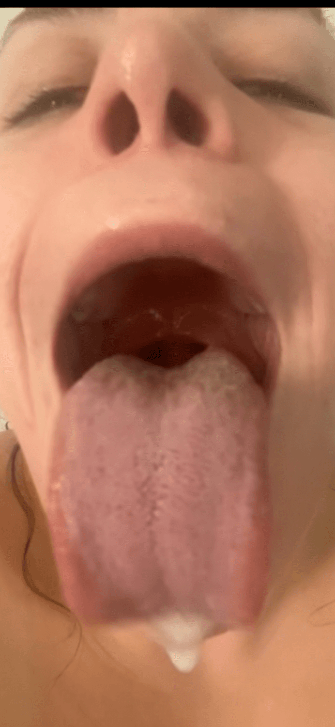 Huge mouth gooner alert ?long tongue asking for dick