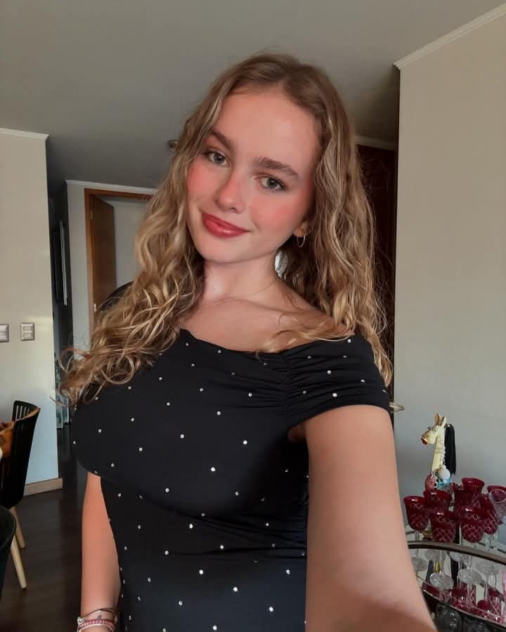 La puta tetona de Giulia, esta recien desbloqueada con 18?lista para recibir una cogida brutal