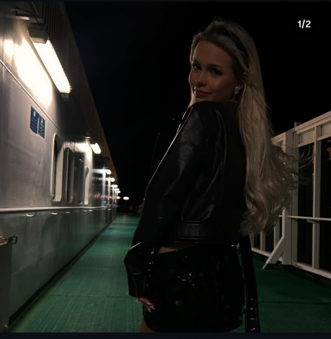 Go try to make her loser brother jerk off to his sister pics try to blur face maybe on kik: goonergt