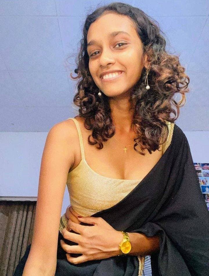 SL Cute Very Beautiful Slim Sexy Girlfriend Full Nude Dress Strip Dance & Asshole Gape Show