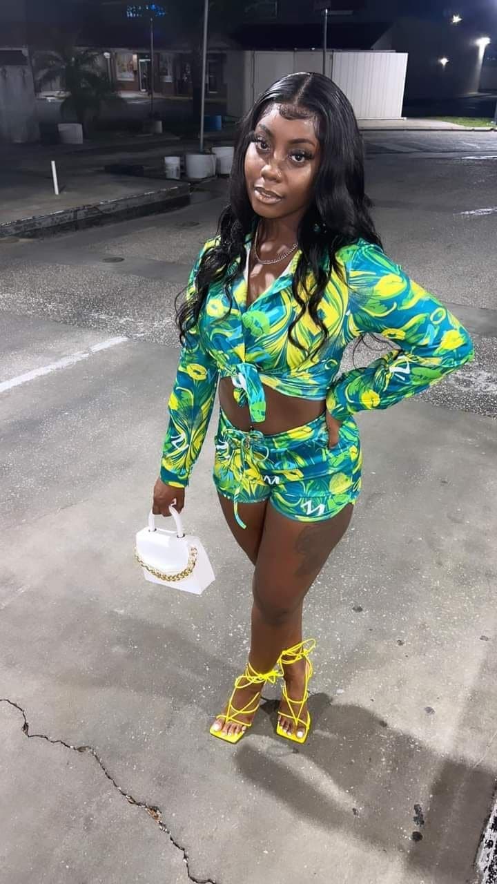 Click to view full size West Orlando baddie motion mel taking extreme backshots and get cumshot on her nice ass leaked