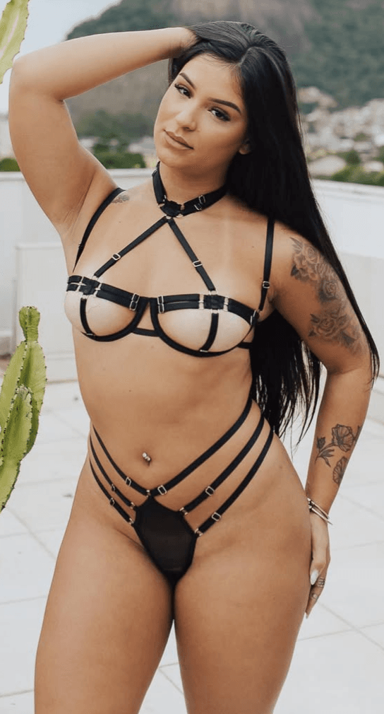 Click to view full size A delicia da G@b10II. Ela parou com essas roupas chamativas e divulgações de lojas de lingeries.