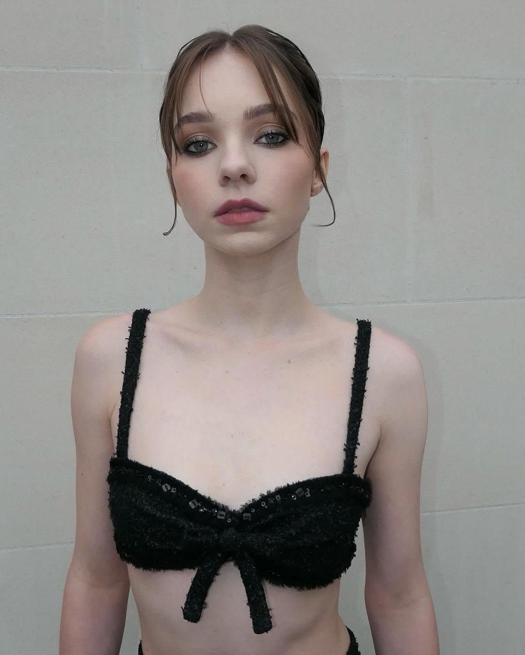 Great photos of Emma...Emma Myers pretty and sexy !!!!