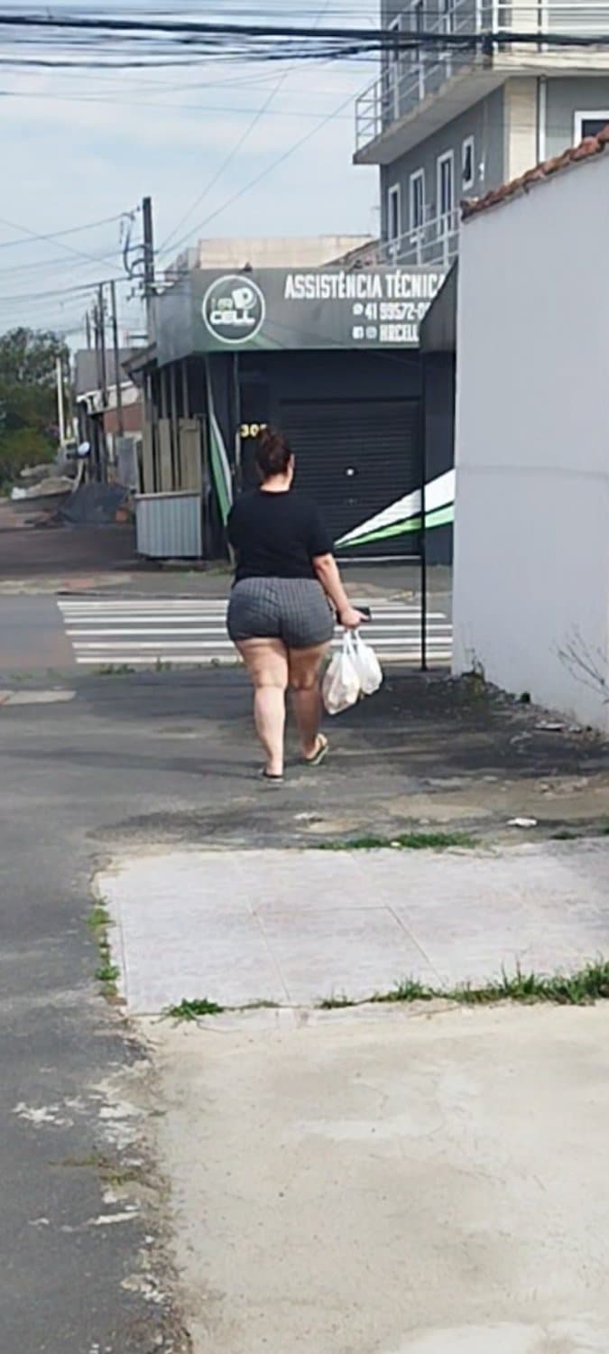 Click to view full size não resisti quando vi essa bunda gostosa pena que não deu pra filmar bem pq um fdp apareceu atras ?