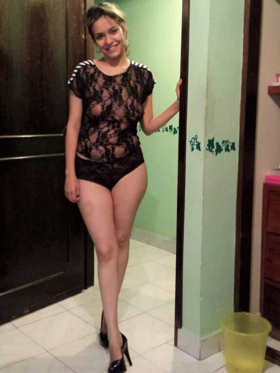 Madurita-culona-jugando-a-la-sirvienta-zorra