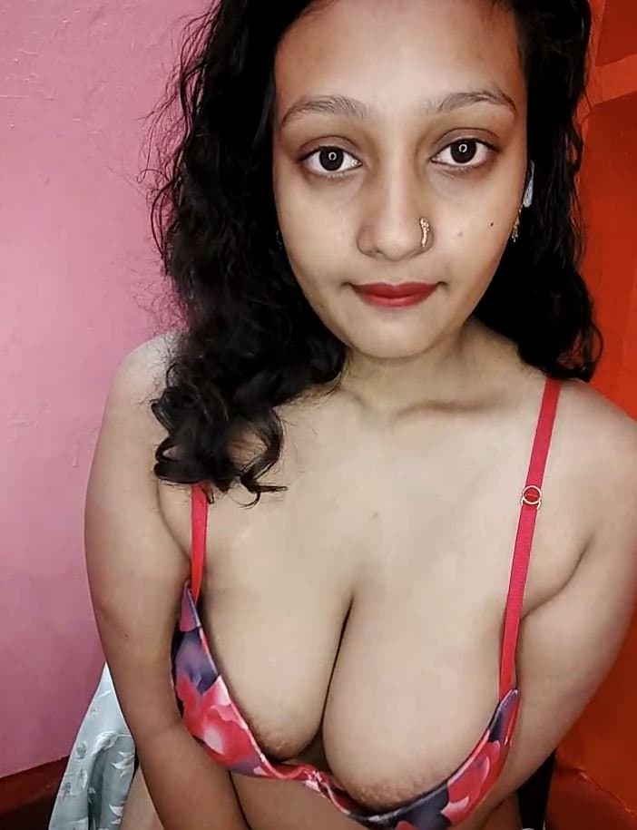 Indian Busty Gal Mahi from Delhi