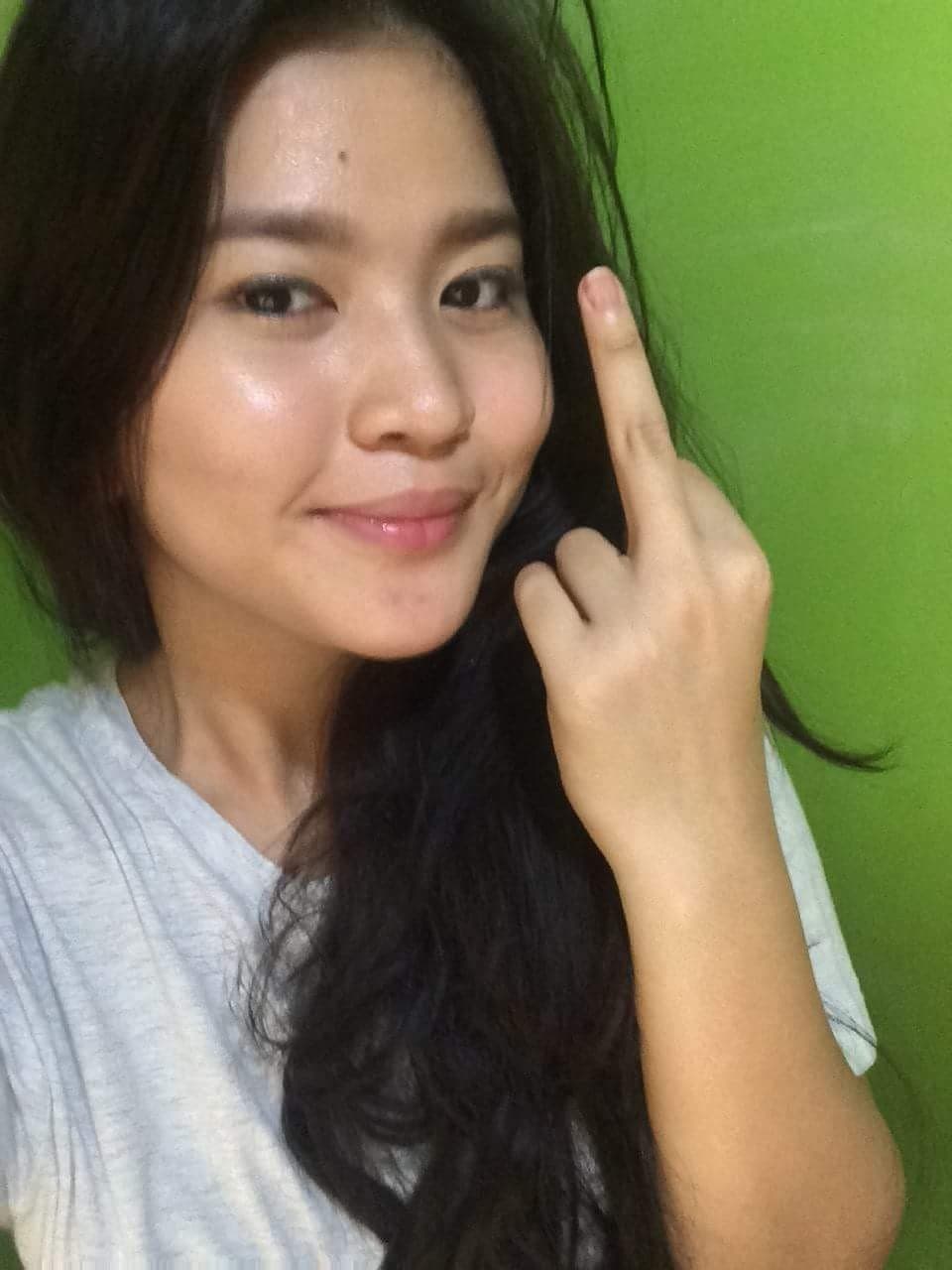 Cute Pinay leaked nude selfie and solo fingering