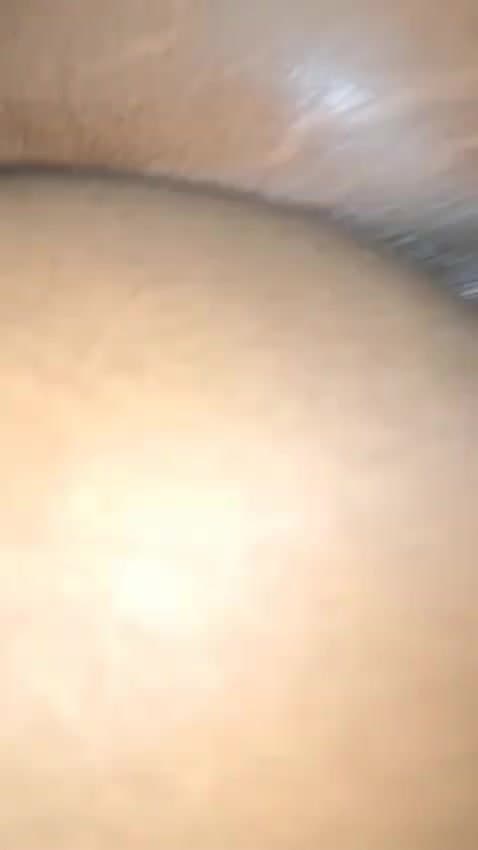 Esticando buceta da casada molhada, corno comendo a buceta gozada!