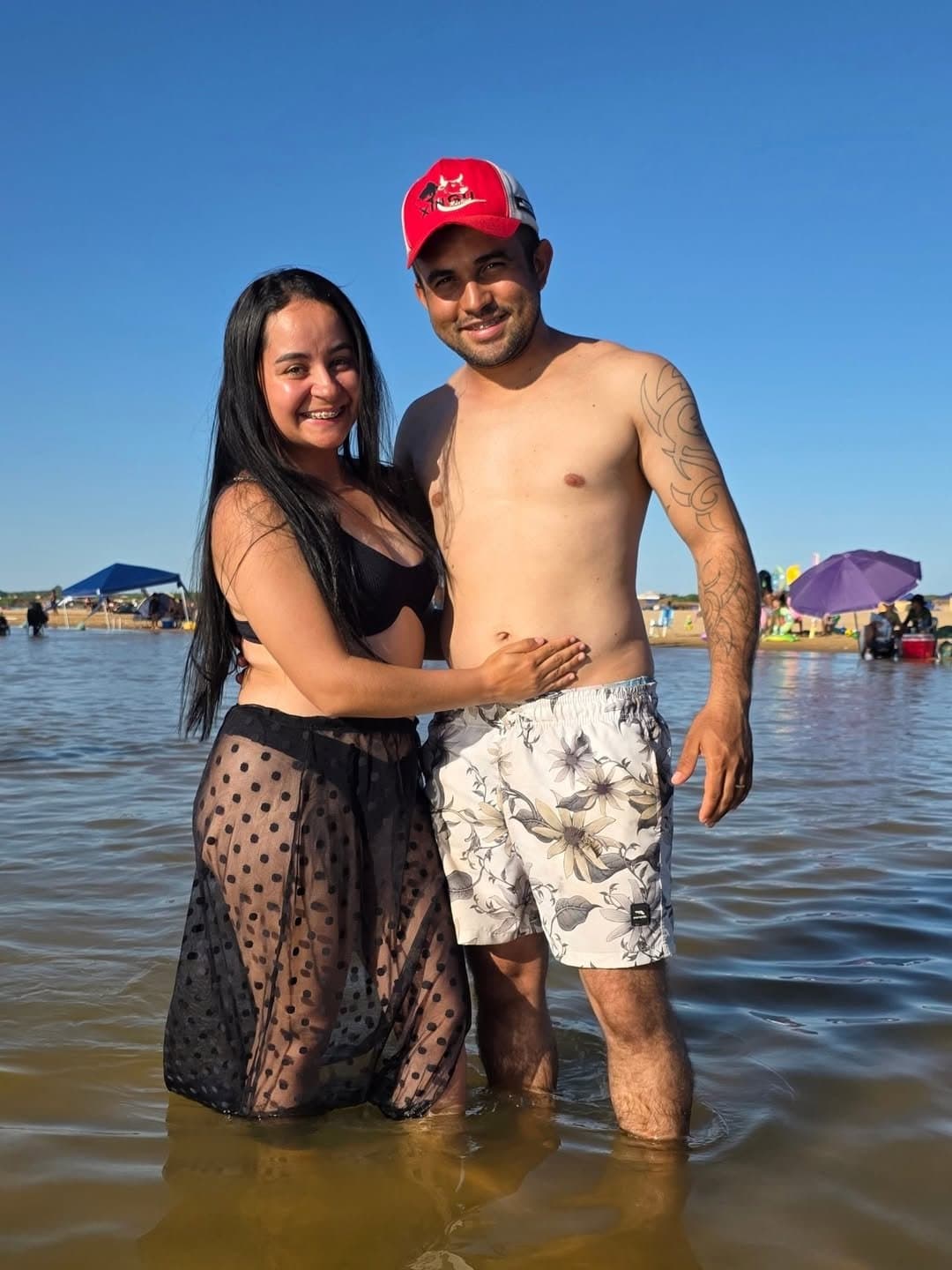 Ela tirando foto ao lado do marido.ela adora compartilhar seu corpo