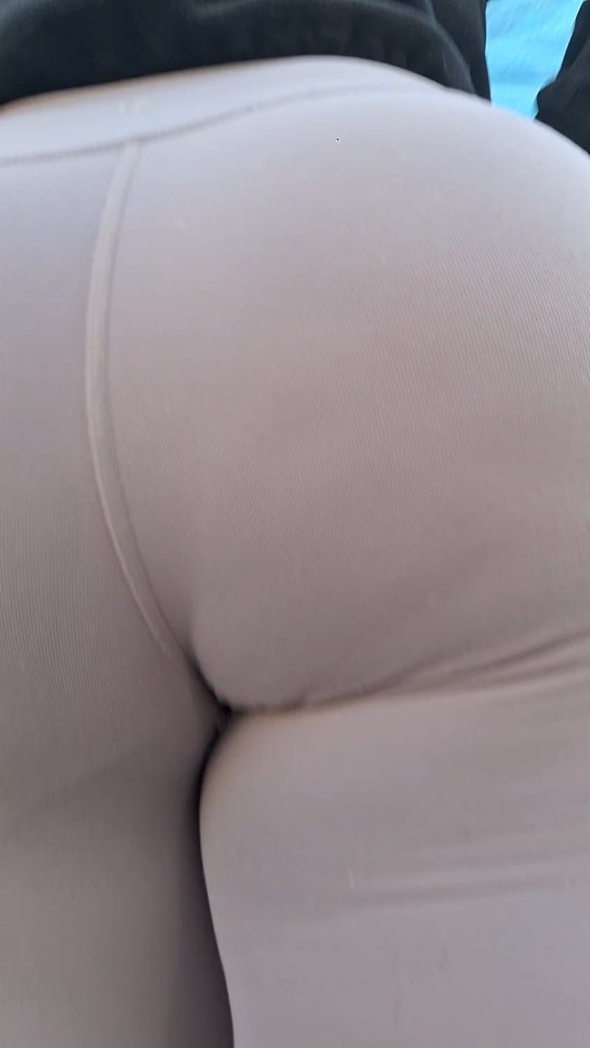 Morena en leggings tremendo culazo