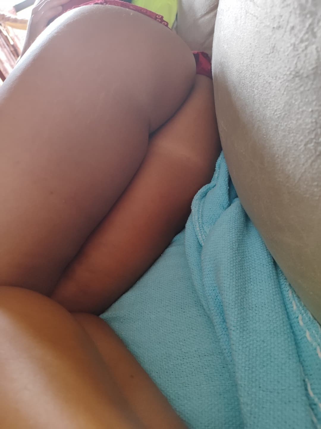 Flagras da Esposa Gostosa passando creme