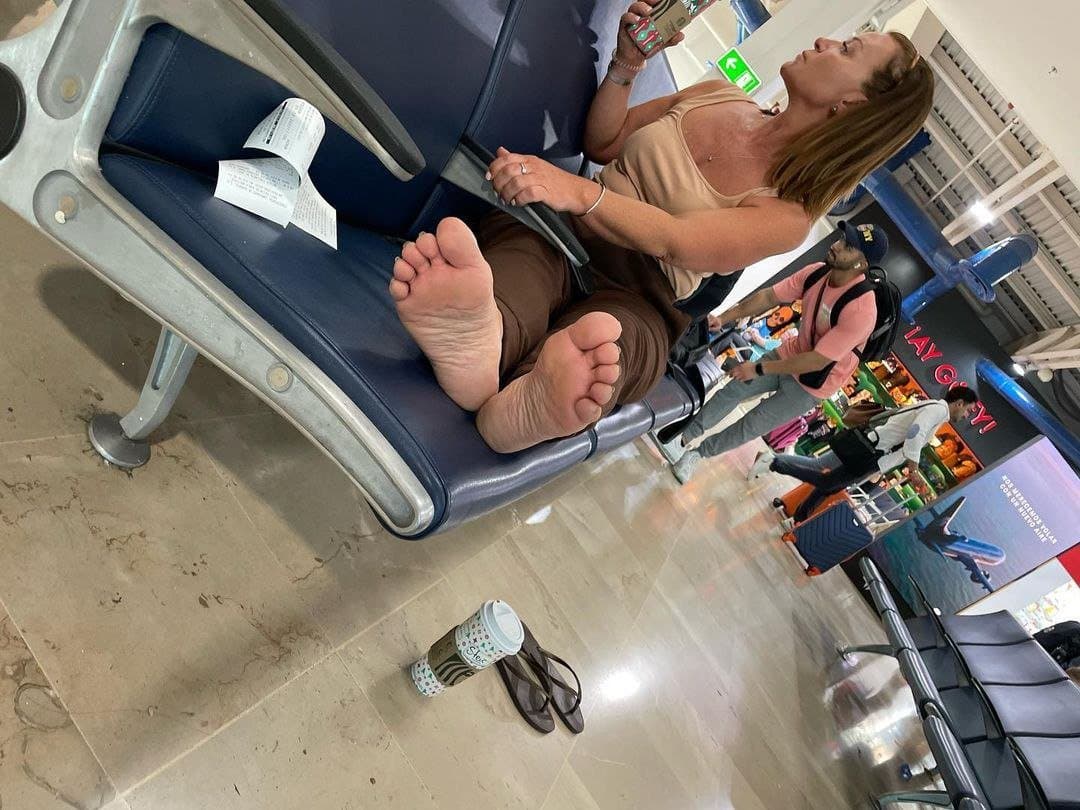 Public barefoot Creeping