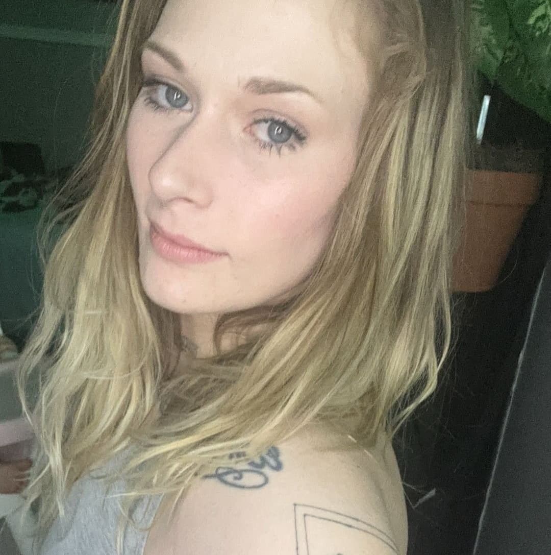 Hipster punkrock tatted Mom is a Whore sucks cock