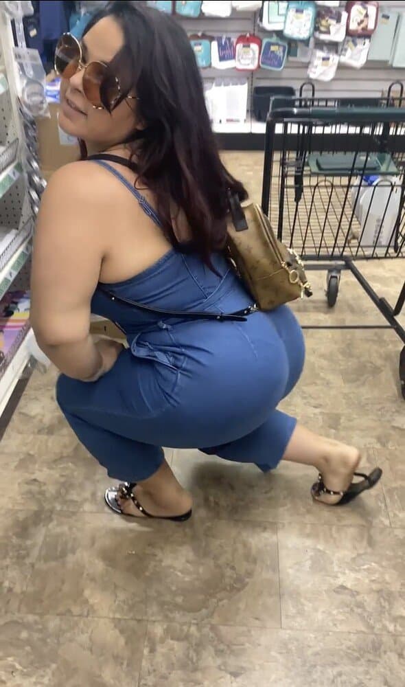 Plump Booty  Latina Milf In Dollar Tree