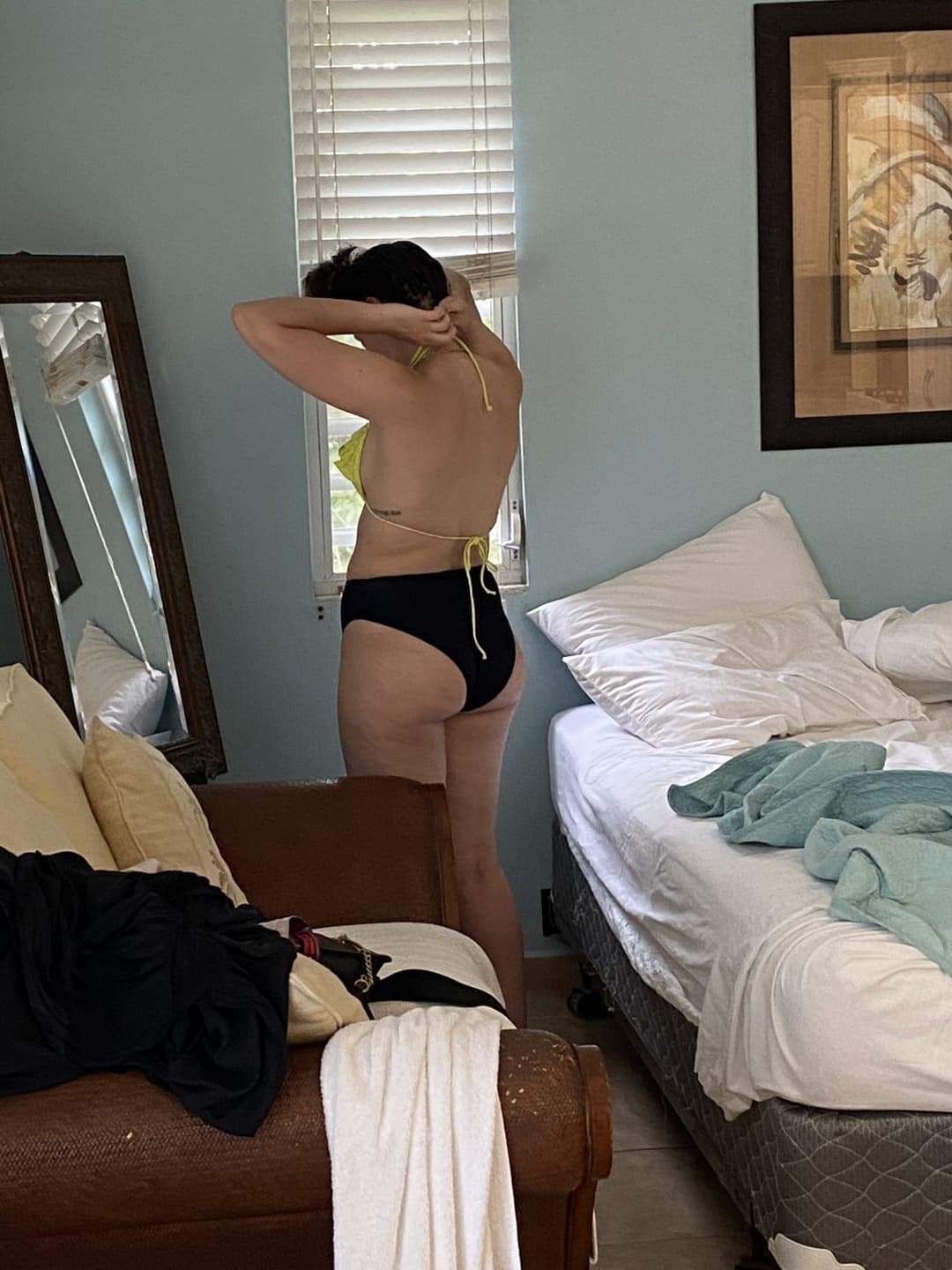 Sharing creepshots of this gym slut. Kik anomy85 or disc anon50k_91863. Sharing til I cum