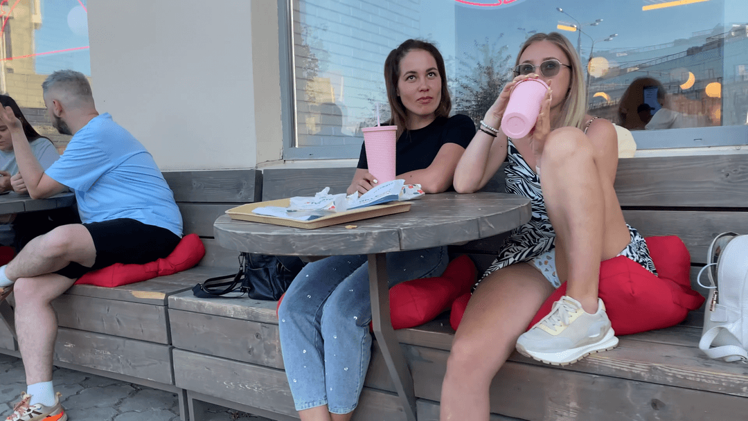 Click to view full size upskirt