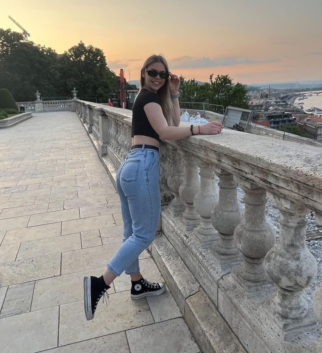 [Kik] shsjebbd buds ex got such a big ass I wanna pound her hard or watch her take it and jerk off