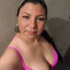 Mi novia Dallany y mi suegra milf chupando pene, alguien le hace tributo??