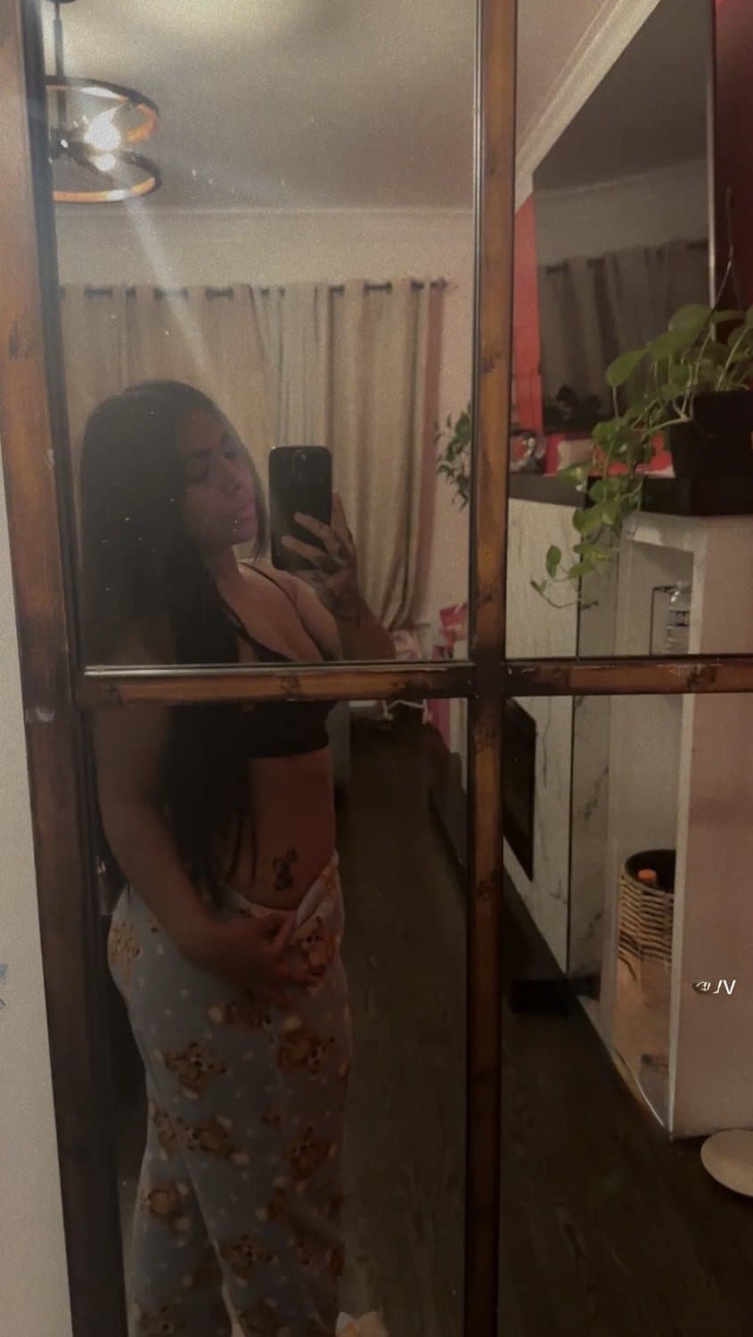 She used to fuck for weed lol 23 year old slut is a single mom from Chicago. I miss her footjobs