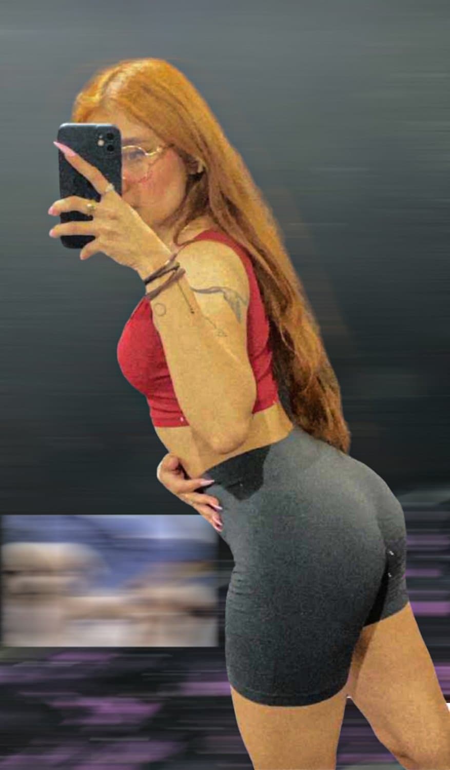 Annie loves to show her ass