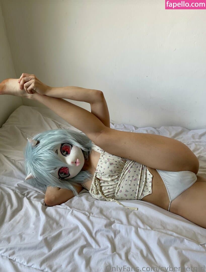 Furry Succubus Cosplayer Squirts With Dragon Dildo