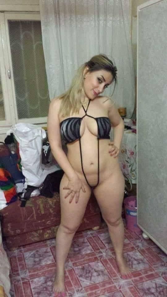 Arabic slut take naked photo for her boyfriend