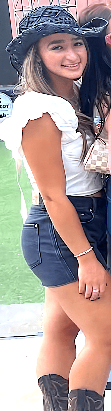 jerk to this gorgeous dicksucker Nicole she needs covered