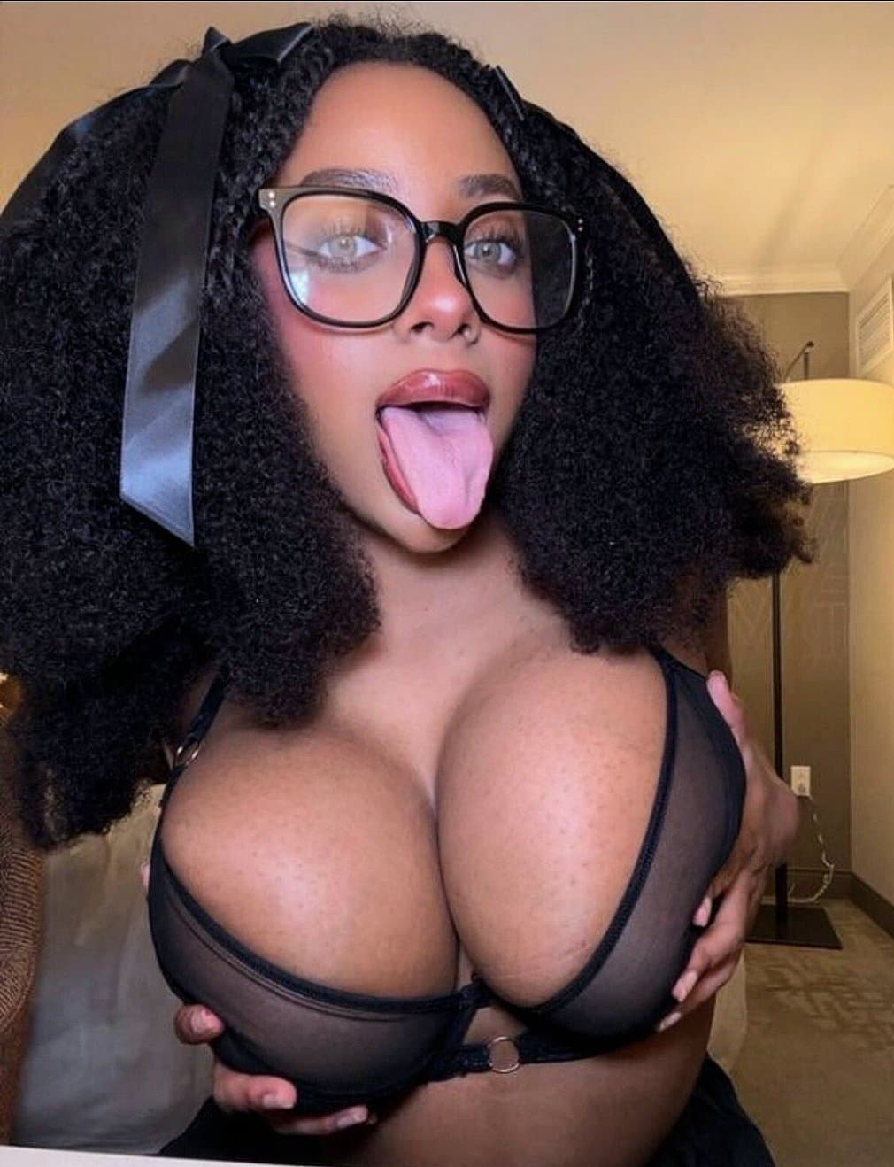 Gorgeous green eyes & huge naturals ?